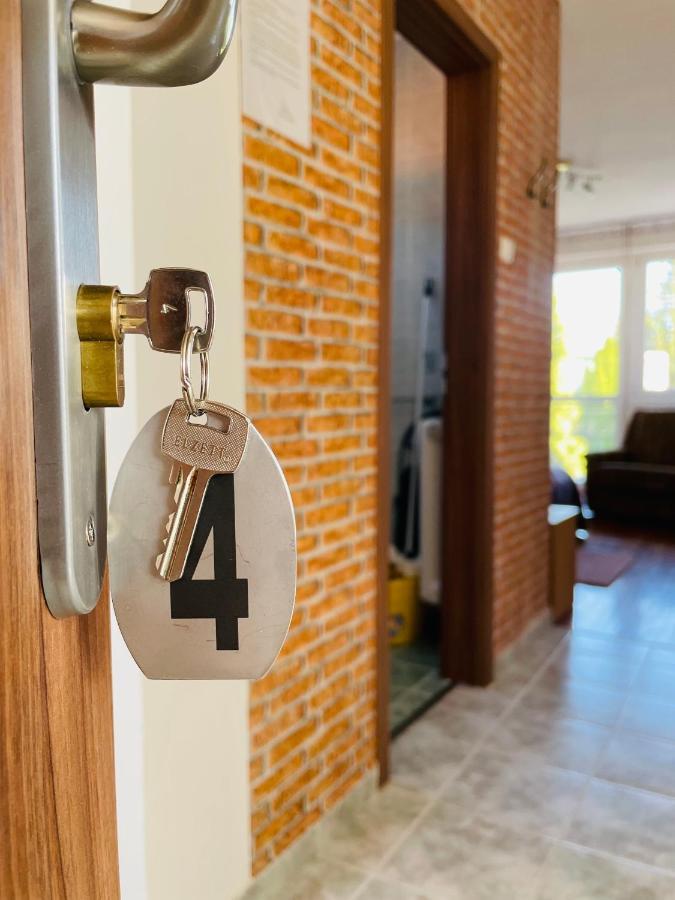 Gabi Haz Apartmanok*** Hajdúszoboszló Exteriör bild